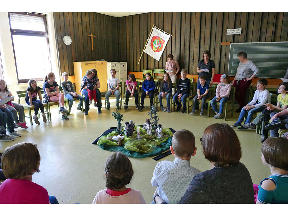 Kinderkarfreitagsliturgie im Gemeindezentrum (Foto: Karl-Franz Thiede)